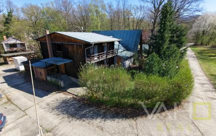 Obrovská chata v pôvodnom stave na úpätí Malých Karpát–Vývrat, Rohožník