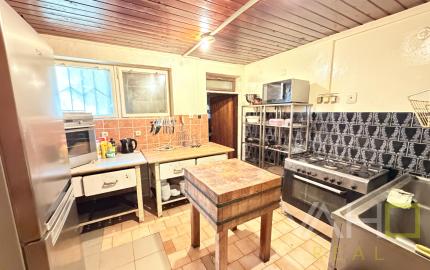 Obrovská chata v pôvodnom stave na úpätí Malých Karpát–Vývrat, Rohožník