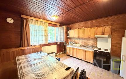 Obrovská chata v pôvodnom stave na úpätí Malých Karpát–Vývrat, Rohožník