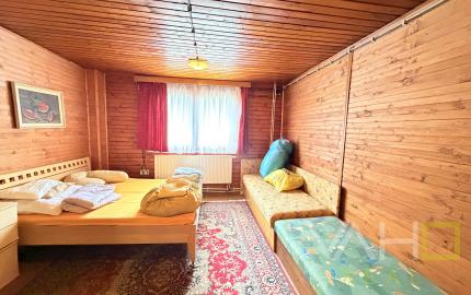 Obrovská chata v pôvodnom stave na úpätí Malých Karpát–Vývrat, Rohožník