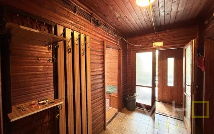 Obrovská chata v pôvodnom stave na úpätí Malých Karpát–Vývrat, Rohožník