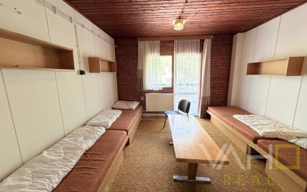 Obrovská chata v pôvodnom stave na úpätí Malých Karpát–Vývrat, Rohožník