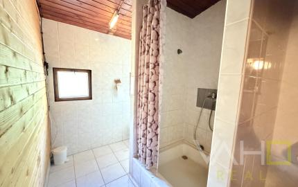 Obrovská chata v pôvodnom stave na úpätí Malých Karpát–Vývrat, Rohožník