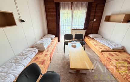 Obrovská chata v pôvodnom stave na úpätí Malých Karpát–Vývrat, Rohožník