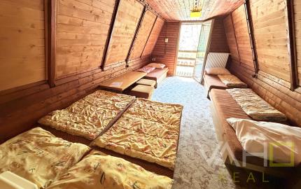 Obrovská chata v pôvodnom stave na úpätí Malých Karpát–Vývrat, Rohožník