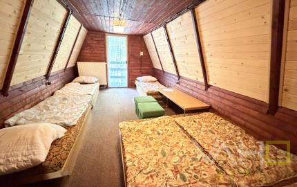 Obrovská chata v pôvodnom stave na úpätí Malých Karpát–Vývrat, Rohožník