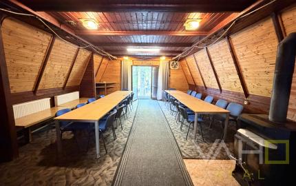 Obrovská chata v pôvodnom stave na úpätí Malých Karpát–Vývrat, Rohožník