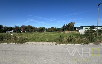 NA PREDAJ STAVEBNÝ POZEMOK Kamenný mlyn, 748m2, všetky IS