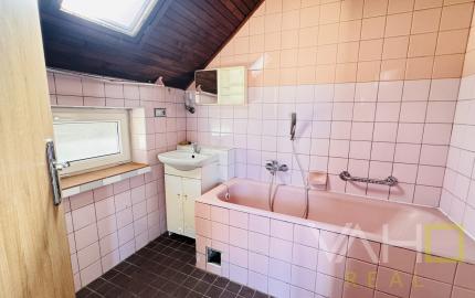 Rodinný dom s veľkým pozemkom a potokom, Zvončín