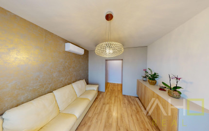 MODERNÝ 2-IZBOVÝ BYT S BALKÓNOM – NASŤAHUJTE SA BEZ INVESTÍCIÍ 🔑✨
