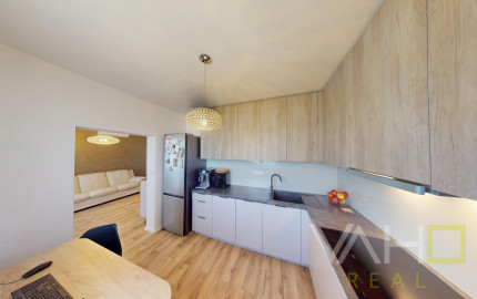 MODERNÝ 2-IZBOVÝ BYT S BALKÓNOM – NASŤAHUJTE SA BEZ INVESTÍCIÍ 🔑✨