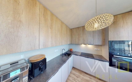 MODERNÝ 2-IZBOVÝ BYT S BALKÓNOM – NASŤAHUJTE SA BEZ INVESTÍCIÍ 🔑✨