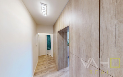 MODERNÝ 2-IZBOVÝ BYT S BALKÓNOM – NASŤAHUJTE SA BEZ INVESTÍCIÍ 🔑✨