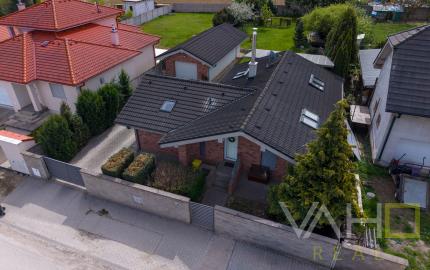 NA PREDAJ 4-izbový rodinný dom s veľkým pozemkom, wellness zónou a garážou – Suchá nad Parnou (Nové Vinohrady)