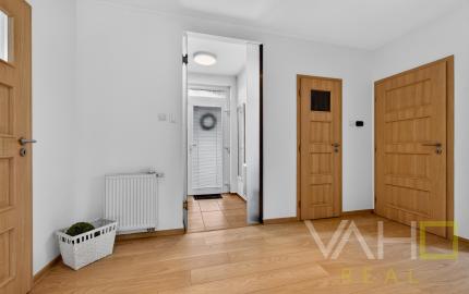 NA PREDAJ 4-izbový rodinný dom s veľkým pozemkom, wellness zónou a garážou – Suchá nad Parnou (Nové Vinohrady)