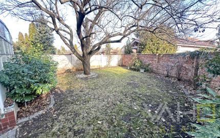 Dvojpodlažný rodinný dom s bazénom a  garážou na ulici Leoša Janáčka v Trnave