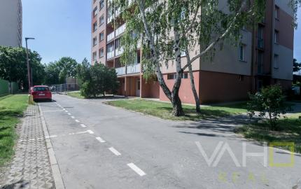 NA PREDAJ : 3-izbový byt s 2 loggiami a krásnym výhľadom na Jiráskovej ulici v Trnave