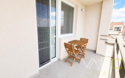 Moderný 2-izbový byt s balkónom a parkovacím miestom v lokalite Zavar
