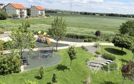 Moderný 2-izbový byt s balkónom a parkovacím miestom v lokalite Zavar