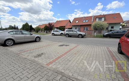 Moderný 2-izbový byt s balkónom a parkovacím miestom v lokalite Zavar