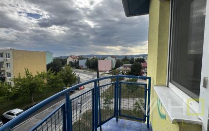 NA PREDAJ: Svetlý, vzdušný 2i. byt s novou kuchyňou a výhľadom – Hroznová ul., Pezinok