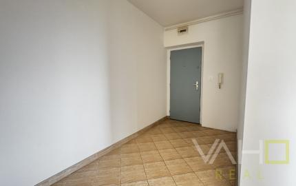 NA PREDAJ: Svetlý, vzdušný 2i. byt s novou kuchyňou a výhľadom – Hroznová ul., Pezinok