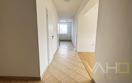 NA PREDAJ: Svetlý, vzdušný 2i. byt s novou kuchyňou a výhľadom – Hroznová ul., Pezinok