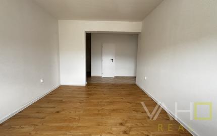 NA PREDAJ: Svetlý, vzdušný 2i. byt s novou kuchyňou a výhľadom – Hroznová ul., Pezinok