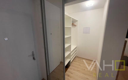 VAHOreal* 2 izb. byt, loggia, park. státie, pivnica,  Novomestská ul. Trnava
