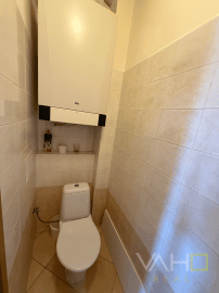 Zariadený 2-izb. byt, záhrada 275m2, 2x park. miesta, Biely Kostol