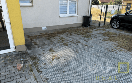 Zariadený 2-izb. byt, záhrada 275m2, 2x park. miesta, Biely Kostol