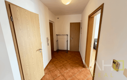 Zariadený 2-izb. byt, záhrada 275m2, 2x park. miesta, Biely Kostol