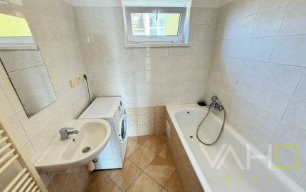 Zariadený 2-izb. byt, záhrada 275m2, 2x park. miesta, Biely Kostol