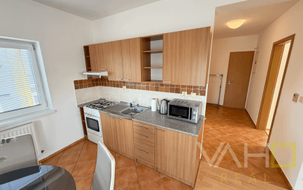Zariadený 2-izb. byt, záhrada 275m2, 2x park. miesta, Biely Kostol