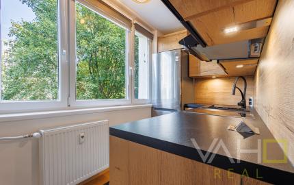 KOMPLETNE ZREKONŠTRUOVANÝ 2 izb. byt, výmera 52,77m2, loggia, ul. G. Goliána