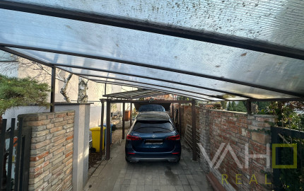 Dvojpodlažný rodinný dom s bazénom a  garážou na ulici Leoša Janáčka v Trnave