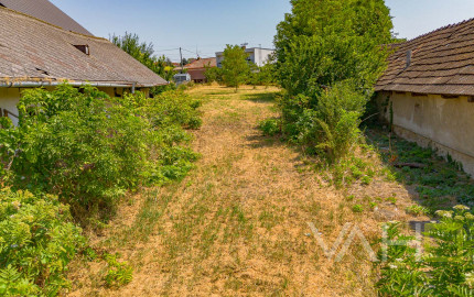 Stavebný pozemok 1 129 m² so starším domom – Svätoplukovo