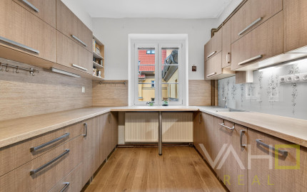 STAROMESTSKÝ 3-IZBOVÝ BYT 90 m² PRI MEDICKEJ ZÁHRADE – BALKÓN DO VNÚTROBLOKU
