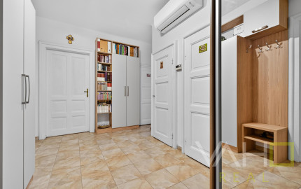 STAROMESTSKÝ 3-IZBOVÝ BYT 90 m² PRI MEDICKEJ ZÁHRADE – BALKÓN DO VNÚTROBLOKU