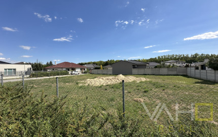 NA PREDAJ STAVEBNÝ POZEMOK Kamenný mlyn, 860m2, všetky IS