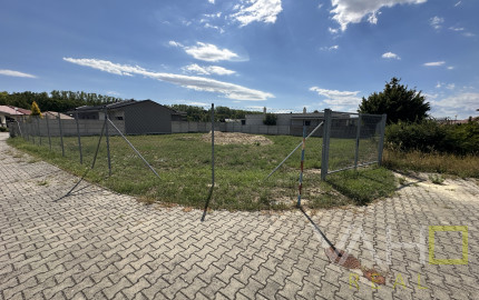 NA PREDAJ STAVEBNÝ POZEMOK Kamenný mlyn, 860m2, všetky IS