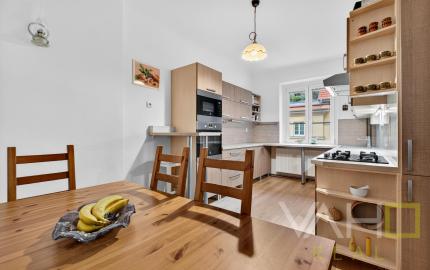 STAROMESTSKÝ 3-IZBOVÝ BYT 90 m² PRI MEDICKEJ ZÁHRADE – BALKÓN DO VNÚTROBLOKU