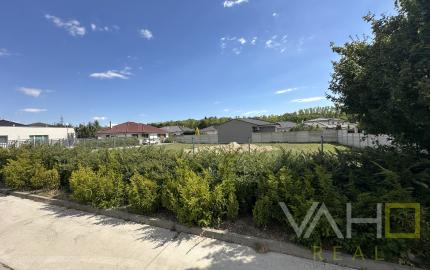 NA PREDAJ STAVEBNÝ POZEMOK Kamenný mlyn, 860m2, všetky IS