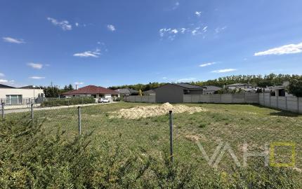 NA PREDAJ STAVEBNÝ POZEMOK Kamenný mlyn, 860m2, všetky IS