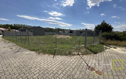NA PREDAJ STAVEBNÝ POZEMOK Kamenný mlyn, 860m2, všetky IS