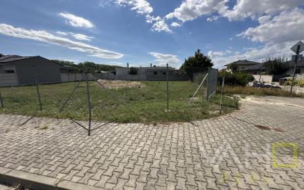 NA PREDAJ STAVEBNÝ POZEMOK Kamenný mlyn, 860m2, všetky IS