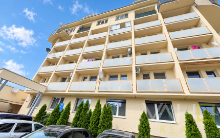 Na predaj garsónka s balkónom v obľúbenej lokalite Prednádražie