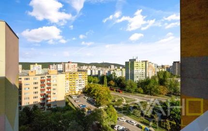 Bývanie s krásnym výhľadom nad Dúbravkou - svetlý 2-izb. byt