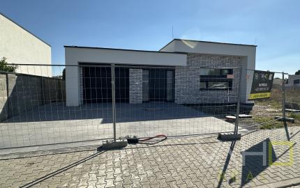 Moderná novostavba RD, pozemok 600m2, zastavaná plocha 179m2, garáž