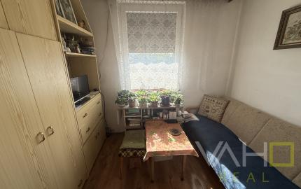 CHATA S VEĽKÝM POZEMKOM A VINICOU VO VINOHRADOCH NAD VÁHOM